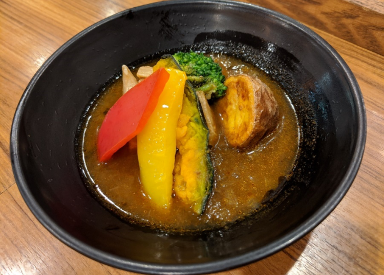 ▲講究的當地美食「可以裝大塊蔬菜的湯咖哩（ごろごろ野菜をトッピングできるスープカレー）」