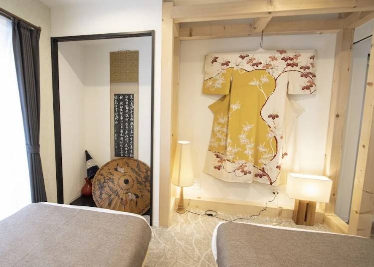 ▲「Room5」」のベッドルームには着物など純和風のディスプレイがあります（画像提供：klook）