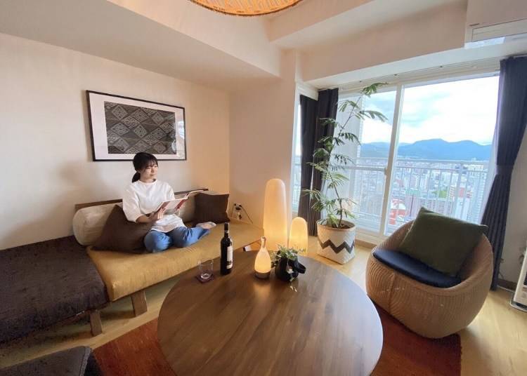 ▲「AMS TOWER」的客廳。像在自家一樣舒適自在，是公寓式飯店的魅力（圖片提供：klook）