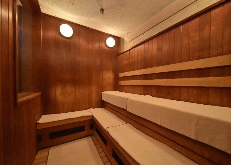The high-temperature dry sauna features a two-tiered design and is equipped with a TV.