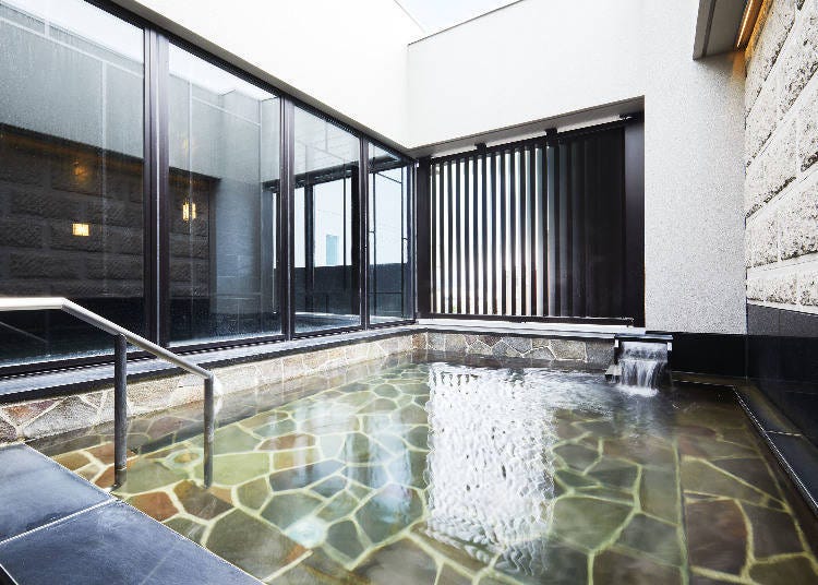 The women's bathhouse includes one indoor bath and one outdoor bath. You can also enjoy outdoor air bathing!