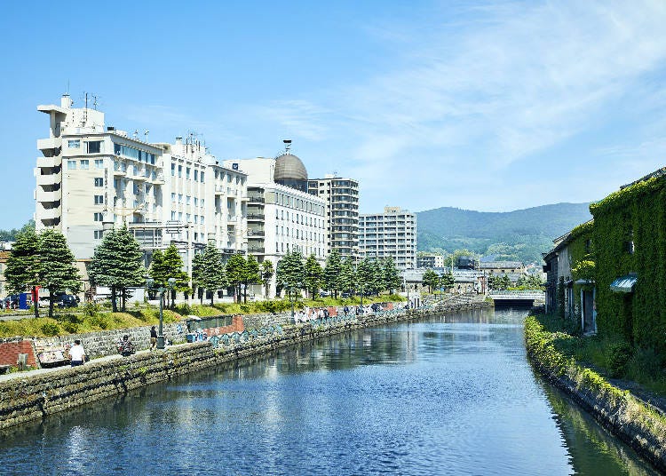 ▲ホテルソニア小樽は、小樽の観光写真の定番、小樽運河の浅草橋から眺めた風景の左型に見えます