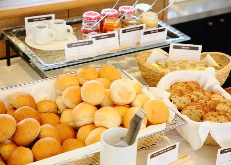 ▲버터 롤과 가마에서 구워낸 빵, 프티푸르(식후에 제공되는 작은 케이크) 등 홋카이도산 밀가루로 만든 빵이 9종류 제공된다.