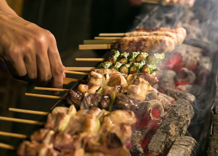「やきとりの一平」で「やきとり」（豚串肉）を炭火で焼いている様子（写真提供：やきとりの一平）