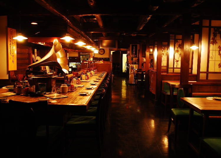 大正時代（1900年代前半）をイメージした本店店内。カウンター席とボックス席があります（写真提供：やきとりの一平）
