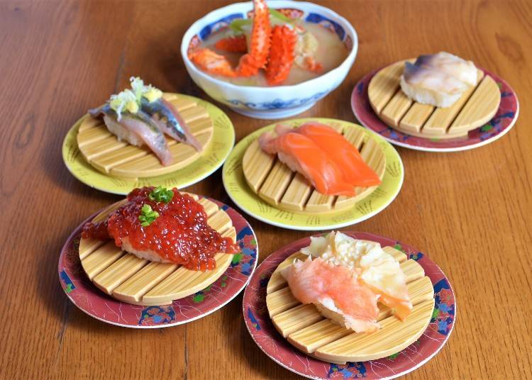 A selection from Nemuro Hanamaru. At conveyor belt sushi restaurants, it's typical to find two pieces of sushi on each small plate. (Photo courtesy of Nemuro Hanamaru)