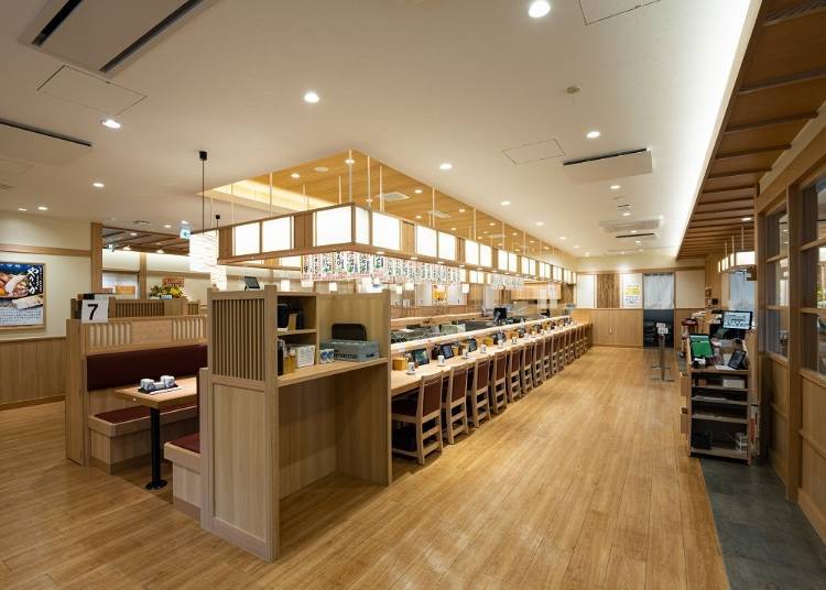 At the counter seats, you can watch sushi chefs prepare sushi right in front of you. (Photo courtesy of Toriton)