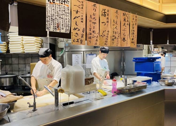 You can watch the sushi chefs prepare sushi. (Photo courtesy of Nemuro Hanamaru)