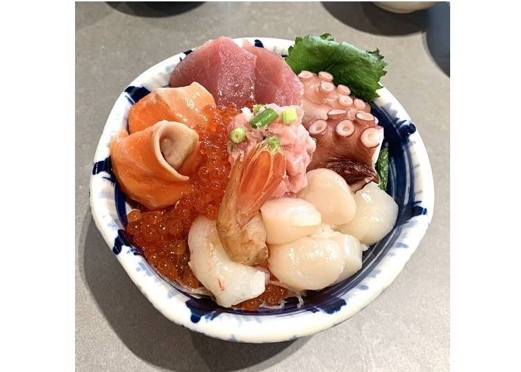 Once you've arranged the sashimi, your sashimi bowl is ready! (Photo courtesy of Nemuro Hanamaru)
