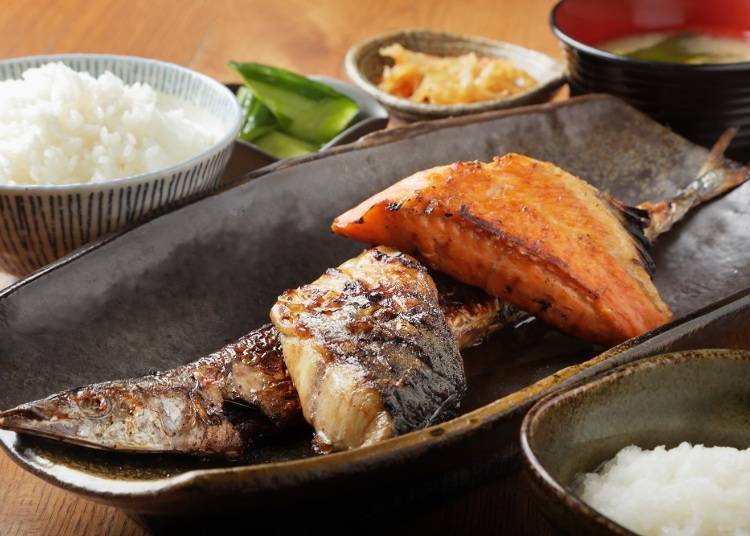 From left to right: sanma (mackerel pike), saba (mackerel), and gin-sake (silver salmon) ichiya-boshi (one-night-dried). Enjoy them as part of a set with rice and miso soup. (Photo courtesy of Nemuro Hanamaru)