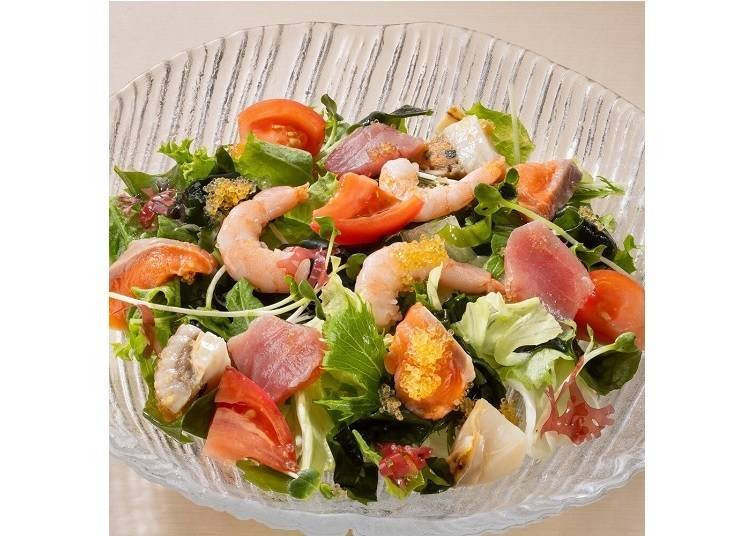 Enjoy a combination of sashimi and vegetables with the "Umie Seafood Salad." (Photo courtesy of Umi e)