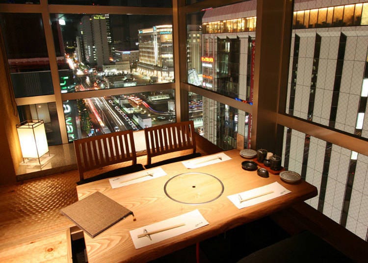 Table seating at Aburiya's Sapporo Station South Exit location. Depending on the location, there are also counter seats, tatami seating, and private rooms available. (Photo courtesy: Aburiya)