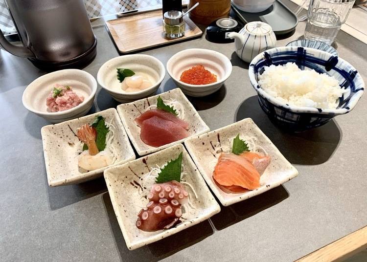 ▲點數種生魚片，自己擺到白飯上（照片提供：根室花丸）