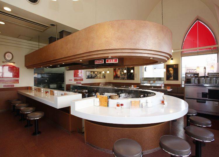 Inside the shop you’ll find counter seating for easy eating (Pictured: Machinaka branch) (Photo credit: Curry Shop Indian)