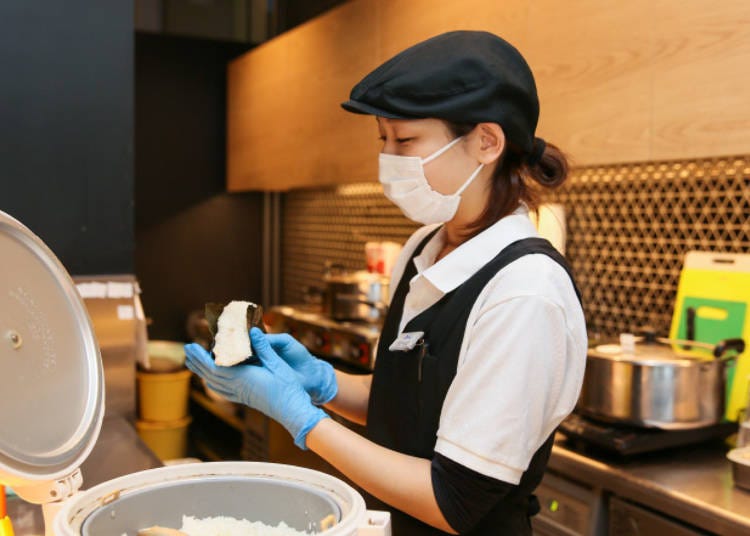 ▲언제나 그 자리에서 쥔 갓 만든, 따끈따끈한 오니기리를 맛볼 수 있다(사진제공:오니기리 아린코)