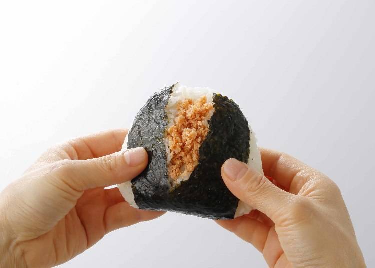 ▲ 큰 오니기리는 매장에서 지은 밥에 연어 등 속재료가 가득(사진제공:세이코 마트)
