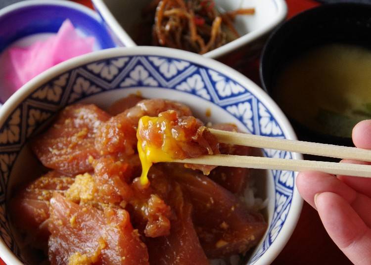 ▲醤油漬けした本マグロにホールラディッシュと卵を絡めて味わいます