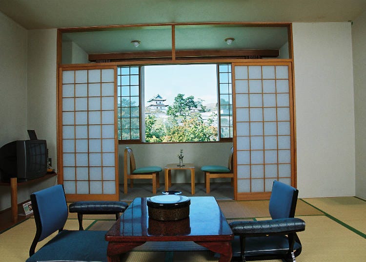 ▲室内から松前城が見える部屋（写真提供：温泉旅館矢野）