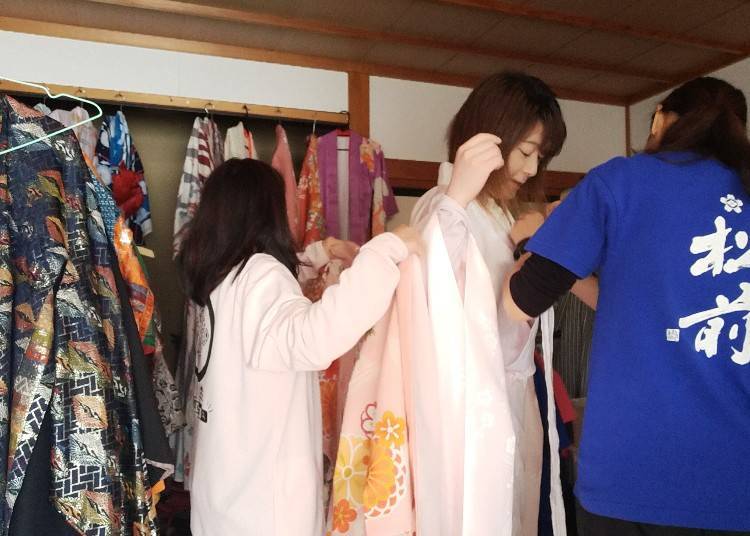 ▲工作人員會幫忙換穿和服，第一次穿也不用擔心
