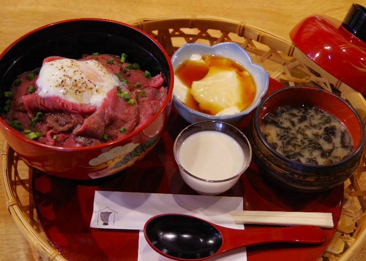 ▲低溫烤道產牛肉丼飯 冷豆腐，附現榨豆乳