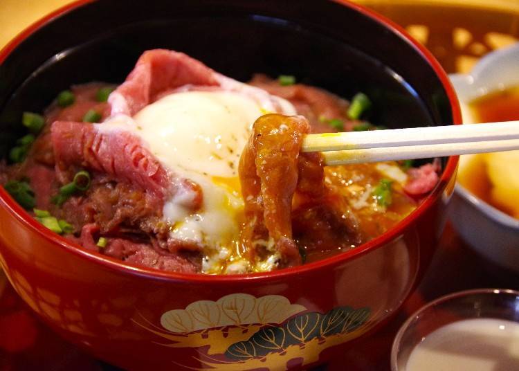 ▲裹了溫泉蛋的牛肉，再淋上豆乳試試吧