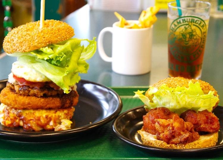 ▲「THEフトッチョバーガー」（左）は、ボリューミーな「チャイニーズチキンバーガー」（右）が小さく見えてしまうほど巨大