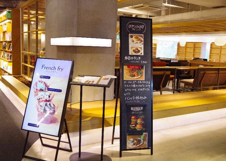 ▲書店の本が並ぶ一角に入口があります