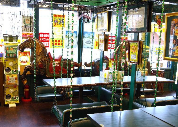 ▲海灣地區本店主題「森林中的旋轉木馬」，座椅為鞦韆或木馬等充滿童心的設計