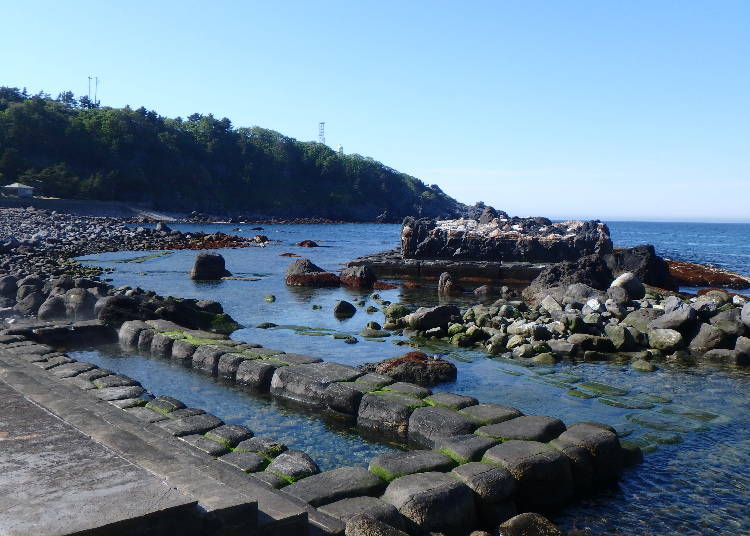 太平洋に一体化した温泉に入る