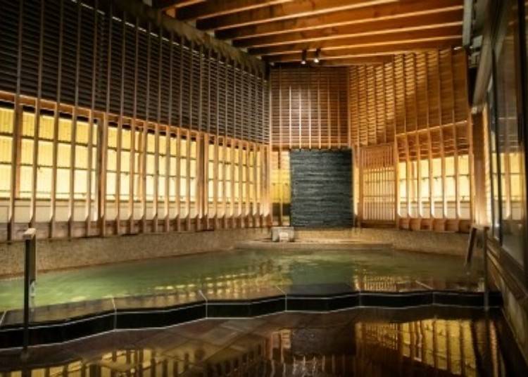 The outdoor bath has walls and a roof, allowing guests to enjoy the hot springs comfortably even on rainy or snowy days while still experiencing the fresh air.