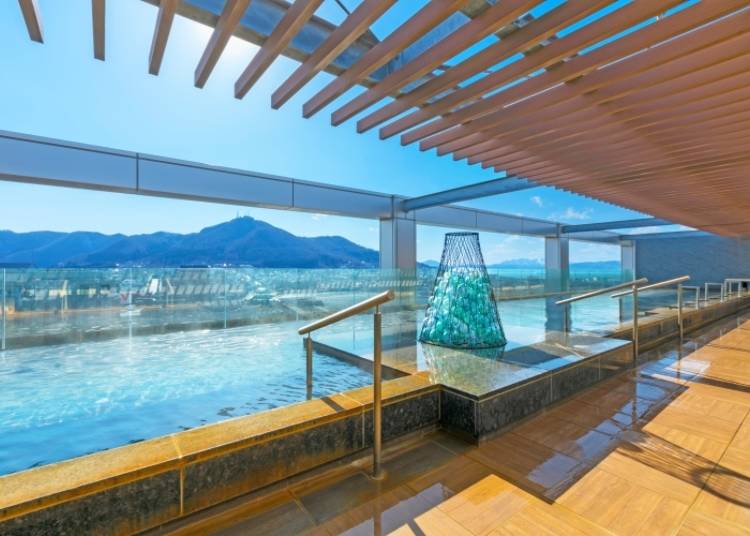 ▲大浴場の露天風呂は開放的な雰囲気で船のデッキから海を見ているような気分
