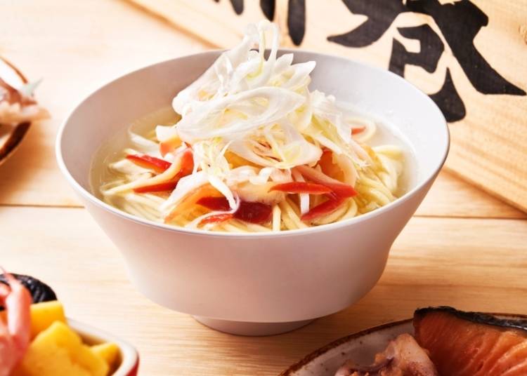 ▲潮ラーメンにはイカやホッキ貝などがトッピングされています