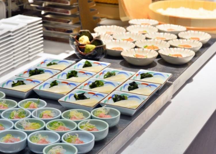 ▲イカ刺し（中央）などは少量ずつ小皿に盛られていて取りやすいです