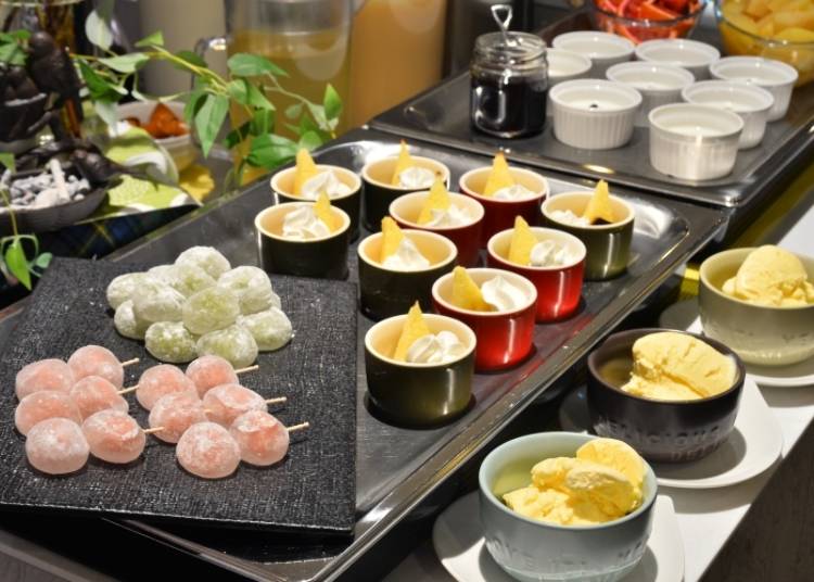 ▲アイスクリームなどのほか団子（手前）など和菓子もあります