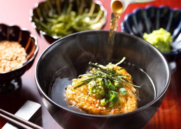 ▲가쓰오부시와 리시리 다시마의 감칠맛이 응축된 국물을 부어 먹는 구운 주먹밥