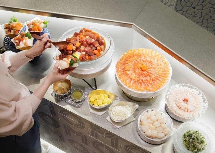 ▲鮭魚、鮮蝦、扇貝等把想吃的海鮮通通裝進去吧