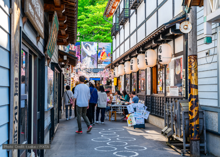 A Quiet Break from Shopping: Otaru Shussemae Square
