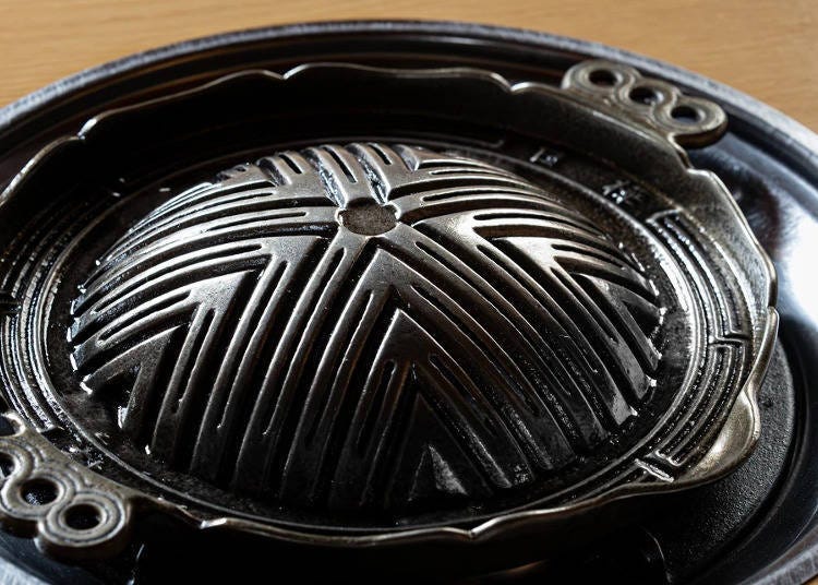 주문 제작한 불판. 새로 맞출 때마다 수작업으로 닦아내는 것이 맛의 비결입니다.