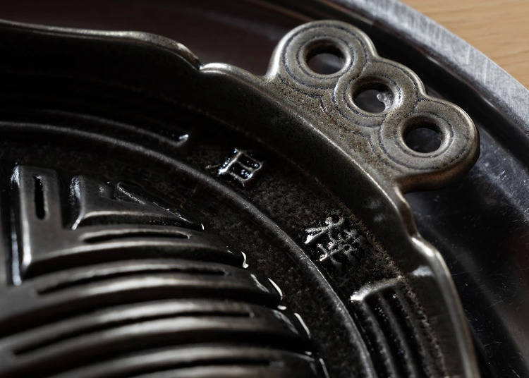 불판에는 '시라카바' 각인이 새겨져 있습니다.