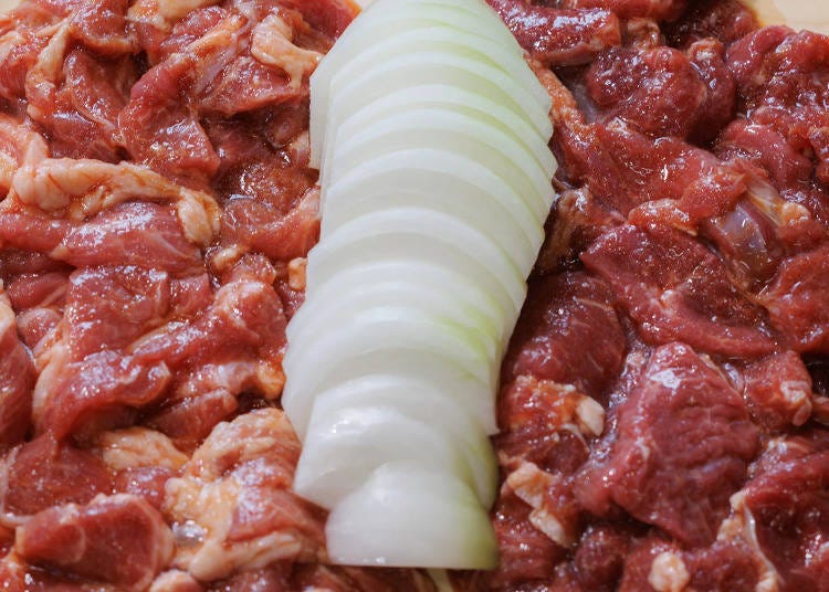 左側為羔羊肉（Lamb）（950日圓／1人份），右側為成羊肉（Mutton）（730日圓／1人份） ※照片為各2人份之份量