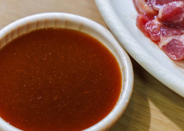 無論是預先醃漬還是烤後沾取，都離不開這份秘傳手作醬汁。