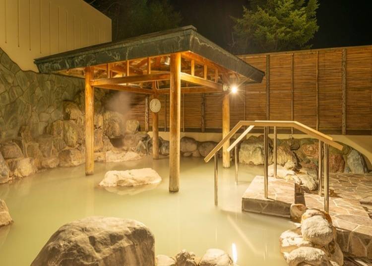 Noboribetsu Manseikaku's open-air bath. Image: Rakuten Travel