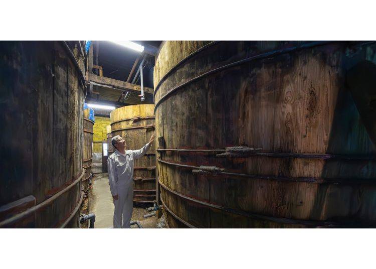 ▲Visitors can see historic brewery equipment, including enormous wooden barrels once used to settle soy sauce sediment.