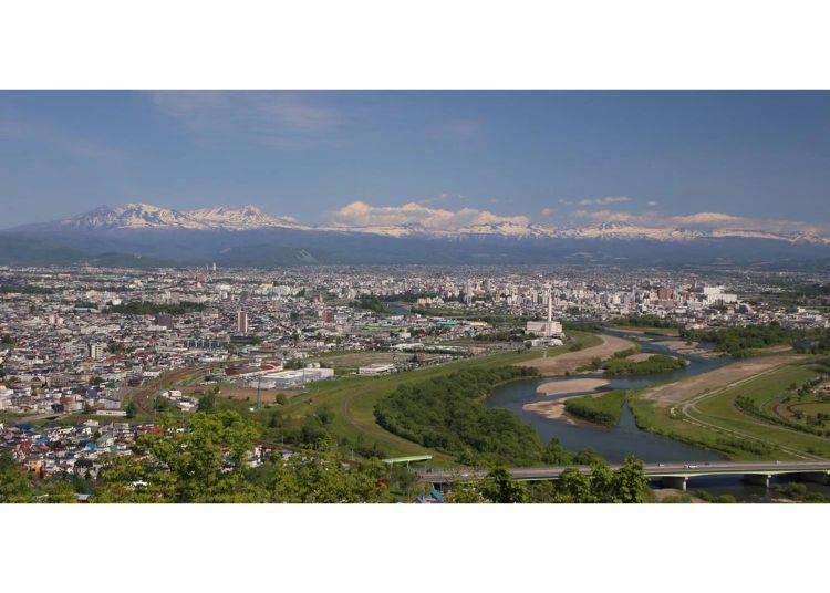 ▲The cityscape of Asahikawa and the Daisetsuzan mountain range as seen from Arashiyama Observatory.