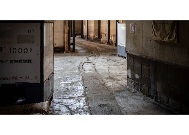 ▲Old mine-cart tracks can still be found on the factory floor, a reminder of when heavy materials were transported through the facility by rail.