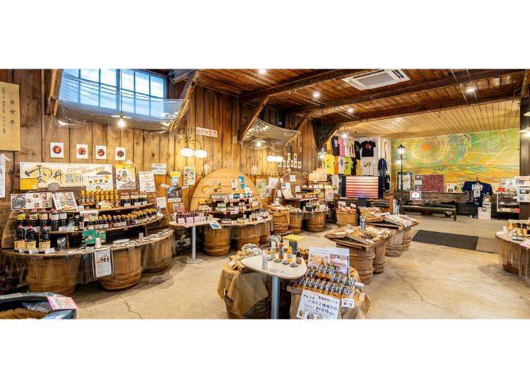 ▲The direct retail shop carries around 100 different products.