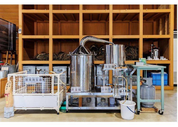 ▲Mint being distilled in a miniature still