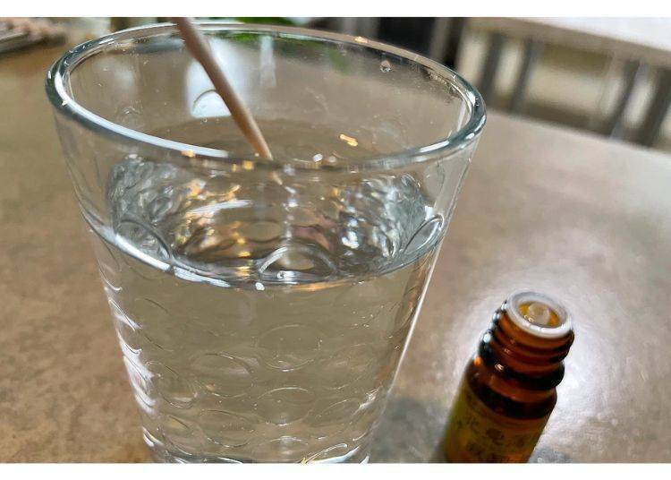 ▲Only a very small amount is needed. Dip the tip of a toothpick 1-2 mm into the oil before adding it to a drink.