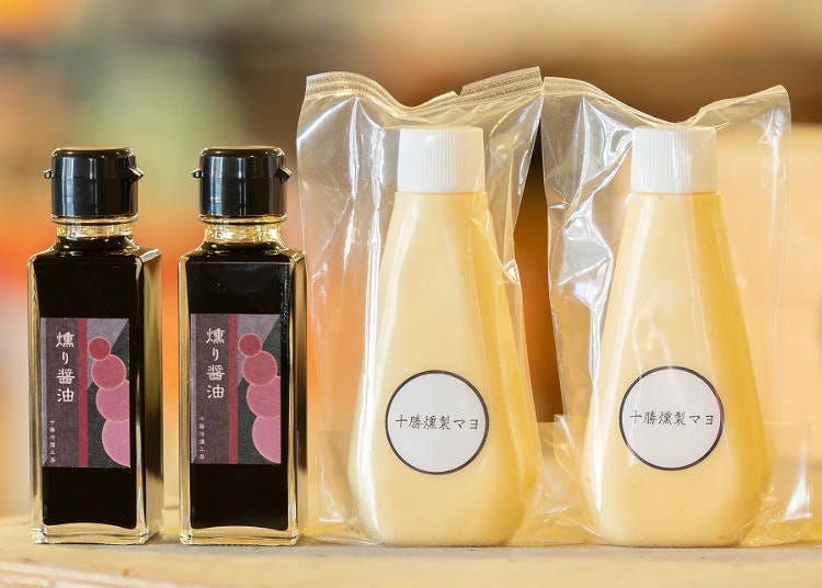 ▲Left: Smoked Soy Sauce, 1,000 yen/bottle. Right: Tokachi Smoked Mayo, 750 yen/bottle.
