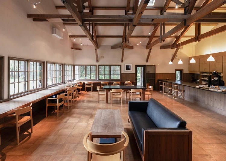 ▲Large windows fill the cafe with natural light.